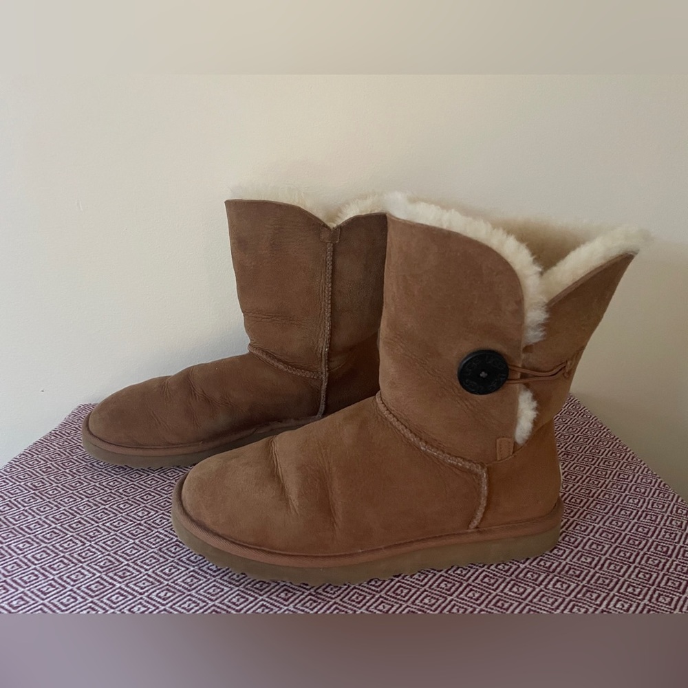 Ugg boots bailey button size 9